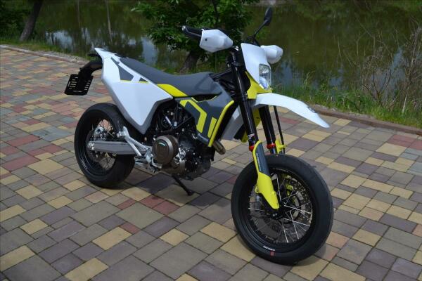 Husqvarna 701 Supermoto 2024